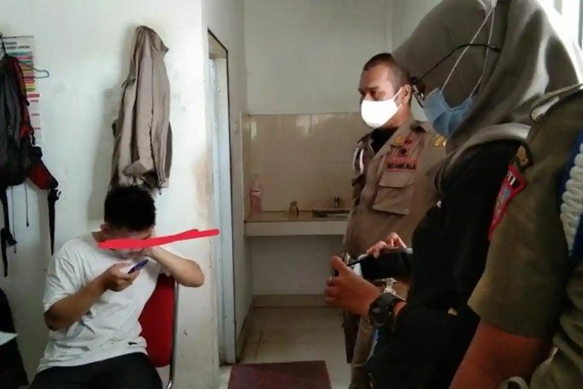 Pemuda di Bandar Lampung Curi Helm karena Takut Razia, Babak Belur Dikeroyok Warga