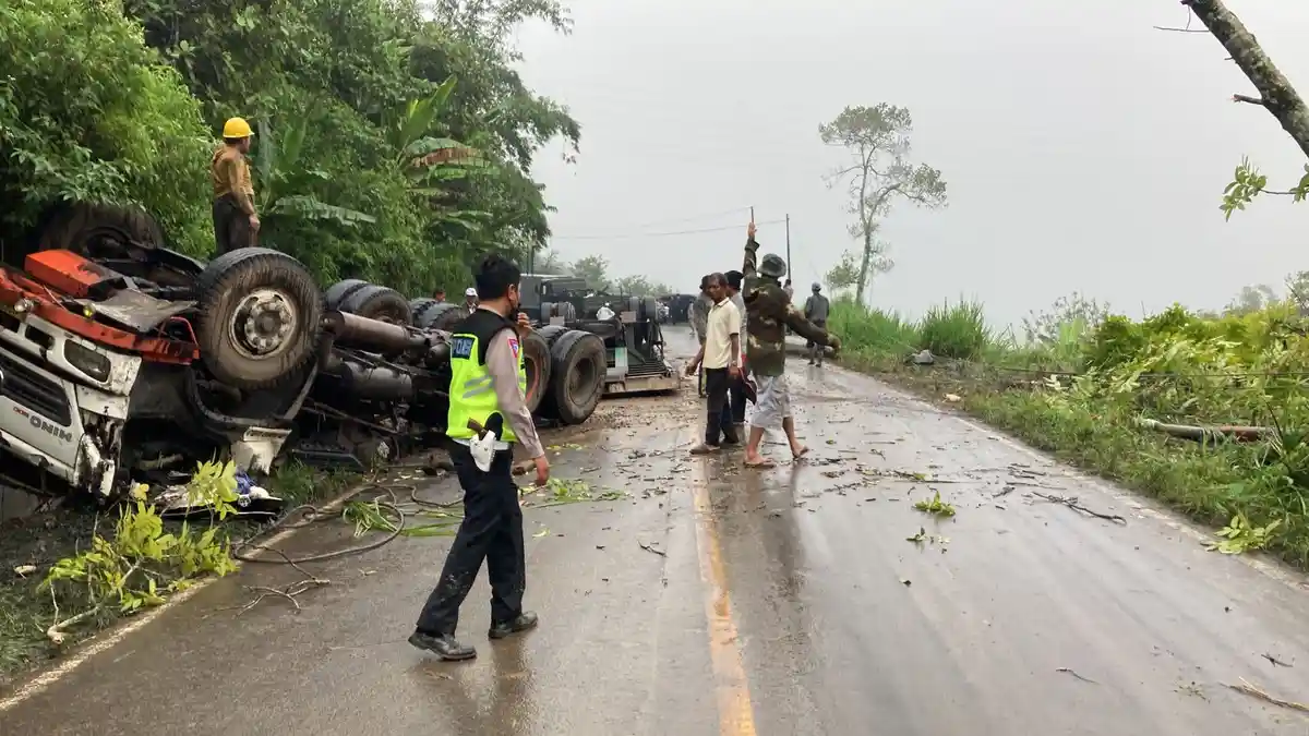 Suasana Terkini Kecelakaan Truk Trailer Terguling di Jalan Curup-Lubuklinggau