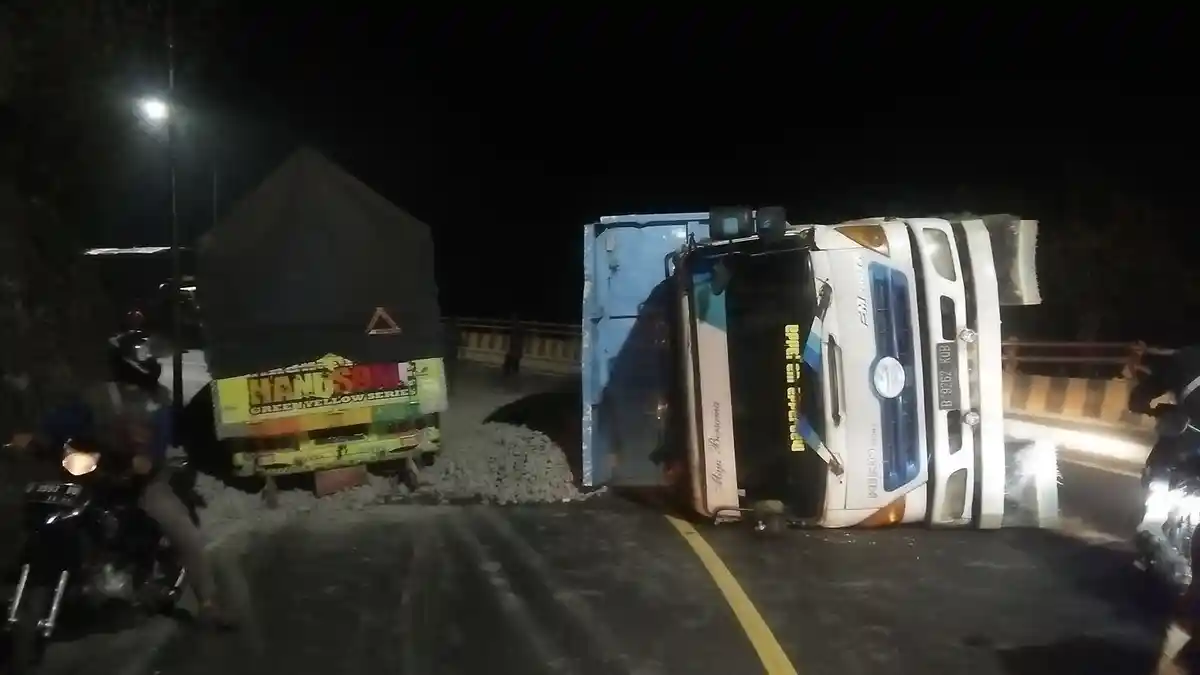 Baru Saja Truk Tronton Terguling di Cadas Pangeran, Jalan Menuju Bandung dan Sumedang Macet Panjang