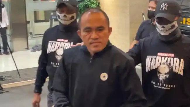 AKP Deky Jonathan Sasiang Terduga Beking Bandar Narkoba Tiba di Bareskrim, Tangannya Diborgol