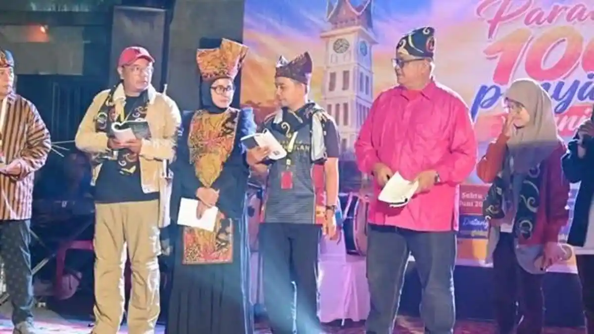 Parade 100 Penyair Meriahkan Puncak Peringatan 100 Tahun Jam Gadang di Bukittinggi