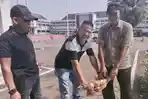 Warga-Semende-Gelar-Ritual-Tolak-Bala-Potong-2-Ayam-di-Pemkab-Muara-Enim-Pasca-OTT-KPK.jpg