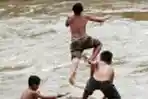 Asiknya Berenang di Sungai Ciliwung yang Deras