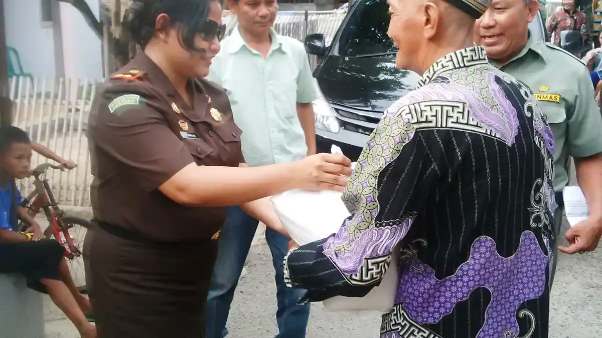 Kajari Langsung Beri bantuan Sembako  Warga Tak Mampu di Desa Negeri Pandang