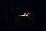 Anak-anak-sedang-duduk-dalam-kegelapan-hanya-diterangi-cahaya-lilin.jpg