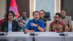 Wakil-Ketua-DPD-RI-Yorrys-Raweyai-menyampaikan-keterangan-soal-kondisi-Papua.jpg