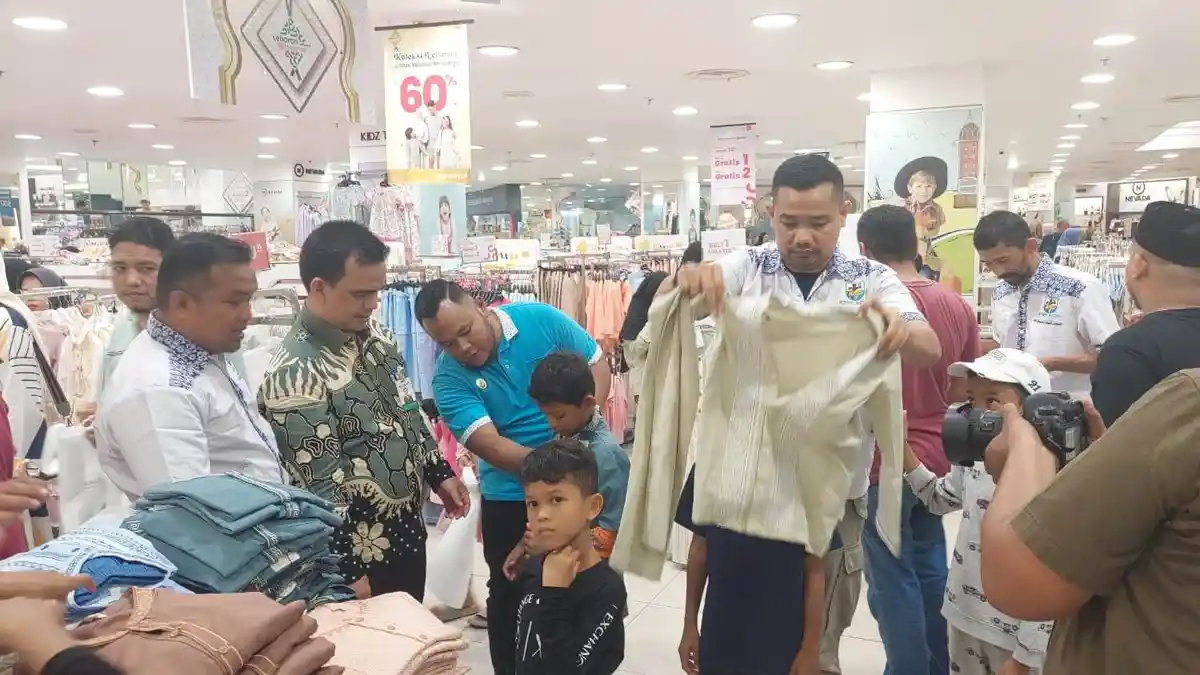 Senyum Bahagia Puluhan Anak Yatim Belanja Baju Lebaran Bersama Pengurus KNPI Aceh