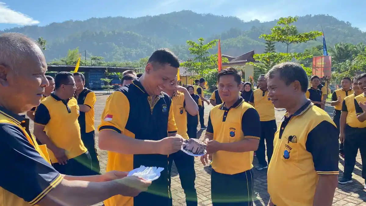 Kapolres Tapteng Rayakan Ulang Tahun Anggotanya