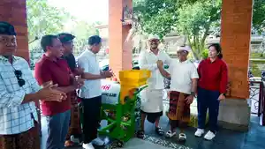 Optimalkan-Pemilahan-Sampah-dari-Sumber-Wabup-Badung-Serahkan-Mesin-Pencacah-di-Sempidi-Bali.jpg