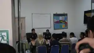 Foto-dua-WNA-China-saat-dimintai-keterangan-oleh-pihak-Imigrasi-Gorontalo.jpg