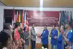 Plh-Ketua-KPU-TTU-didampingi-anggota-Bawaslu-TTU-saat-menyerahkan-berita-acara-pengajuan.jpg