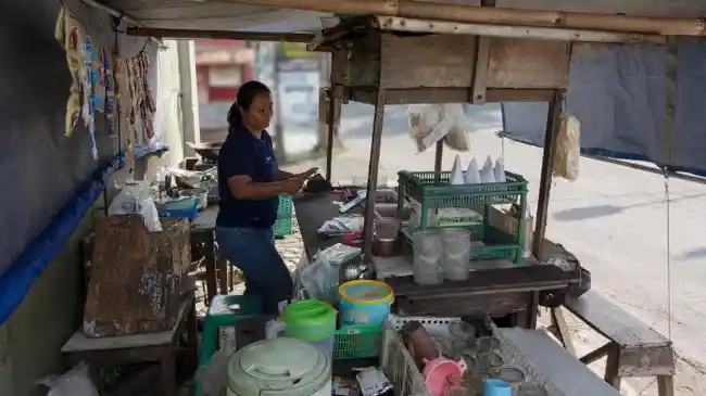 Harga Plastik Naik Sampai 50 Persen, Pedagang Wedangan di Solo Ikut Terdampak