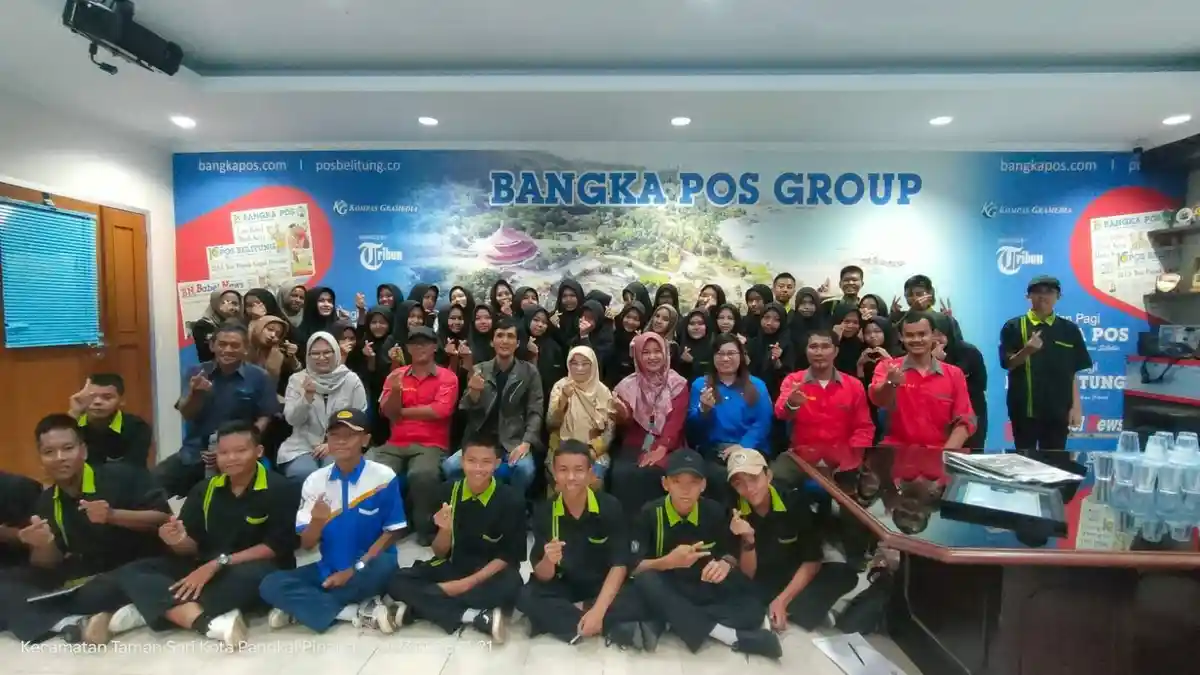 Siswa dan Guru SMK Negeri 1 Kelapa Tur Edukasi ke Bangka Pos
