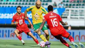 Gelandang-Persebaya-M-Rashid-menguasai-bola-dihadang-pemain-Malut-United.jpg