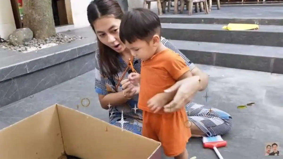 Reaksi Paula Verhoeven dan Kiano Tiger Wong saat Buka Kotak Paket Misterius dari Orang Tak Dikenal