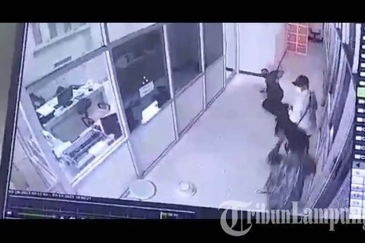 Momen Aksi Heroik Security Bank di Lampung Gagalkan Perampokan, Rebut Air Softgun Hingga Tertembak