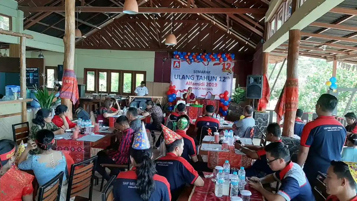 Alfamidi Medan Rayakan Semarak HUT Alfamidi ke-12 Bersama Karyawan dan Keluarga di Samosir