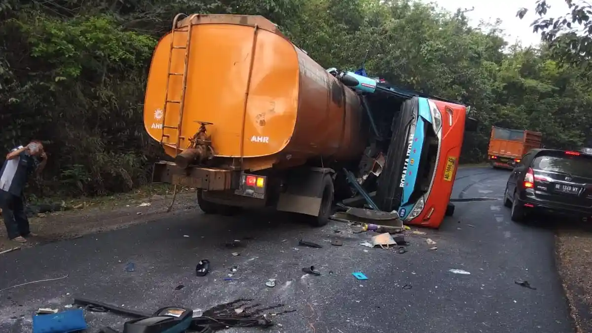 Kecelakaan Maut Truk Tangki vs Bus Rosalia Indah di Lampung, 8 Tewas, Sopir Bus Lompat Jendela
