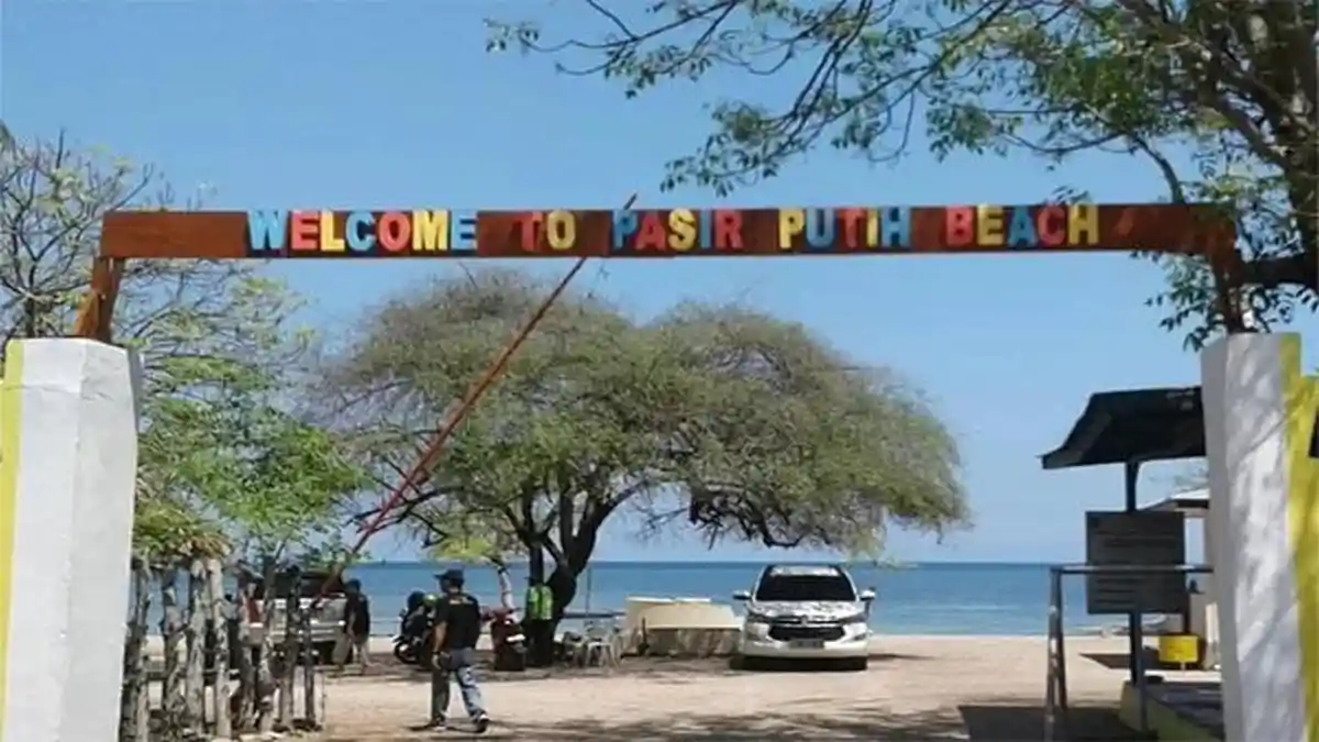 Wisata NTT, Pesona Pantai Pasir Putih Atapupu , Menatap Daratan Timor Leste