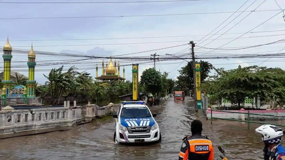 Masih Ada Titik Banjir Cukup Dalam di Kaligawe Semarang, Hanya Truk Trailer yang Bisa Melintas