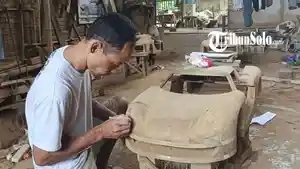 Mujiono-perajin-miniatur-di-DukuhDesa-Jurug.jpg