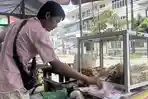 KENAIKAN-HARGA-Pedagang-bakso-bakar-melayani.jpg