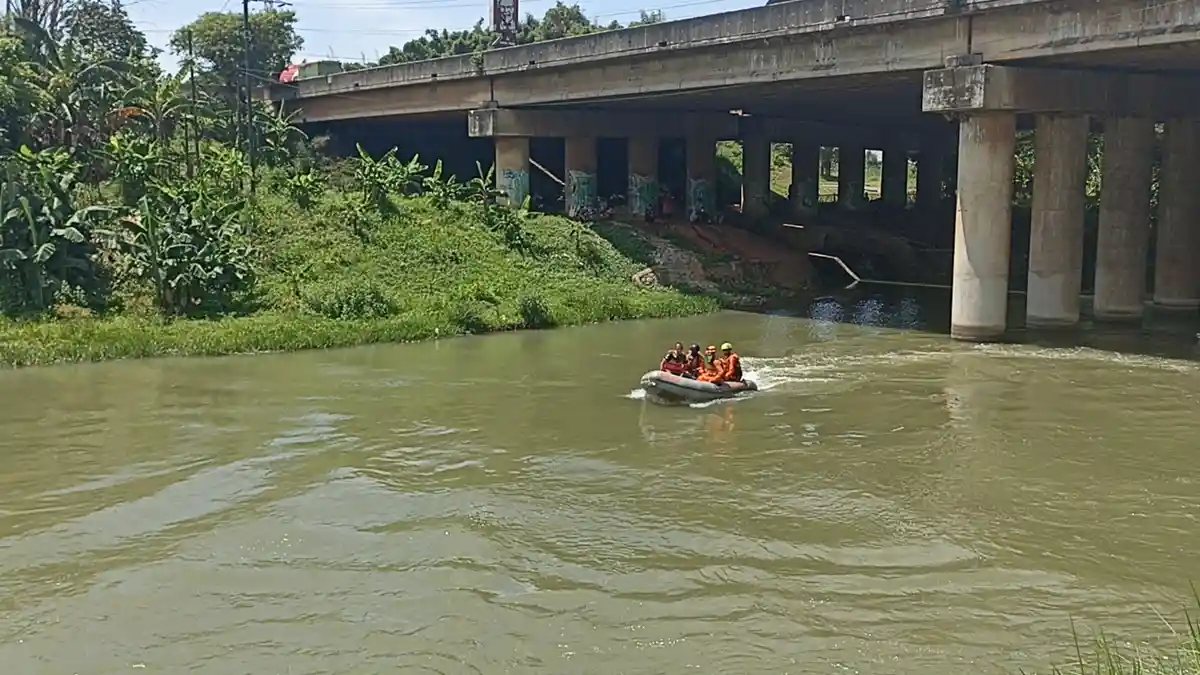 Karyawan Tenggelam Setelah Motor yang Ditungganginya Terbawa Arus di Bawah Tol Japek