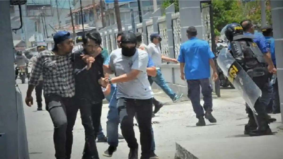 Ricuh, Mahasiswa dan Polisi Terluka, Demo Tolak Kenaikan Harga BBM di Aceh - mengamankan-seorang-mahasisw.jpg
