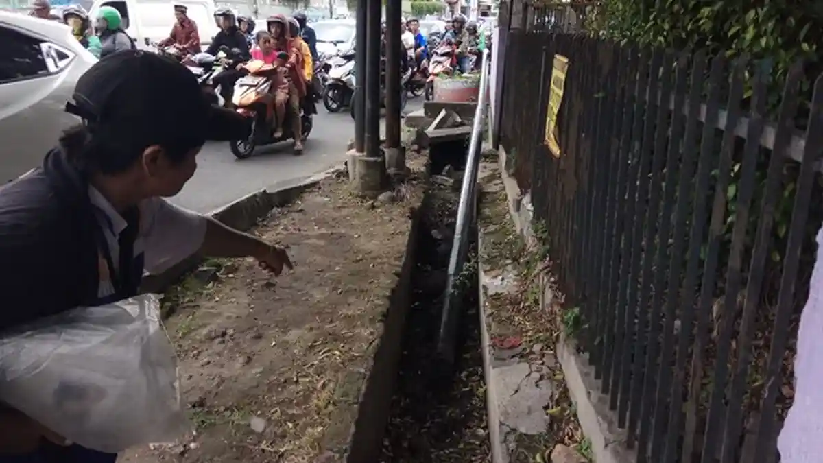 Hendak Pasang Tiang Jaringan Internet Lima Orang Kritis Tersengat Listrik Jaringan PLN
