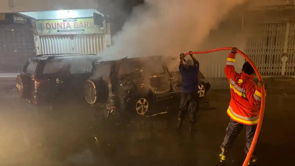 2 Mobil Terbakar Saat Pemilik Shalat Subuh di Masjid Raya, Api dari Toyota Rush Ke Daihatsu Terios