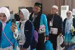 PRAKTIS-Petugas-saat-mengarahkan-Seamless-Corridor-sehingga-jemaah-lebih-cepat-pulang.jpg