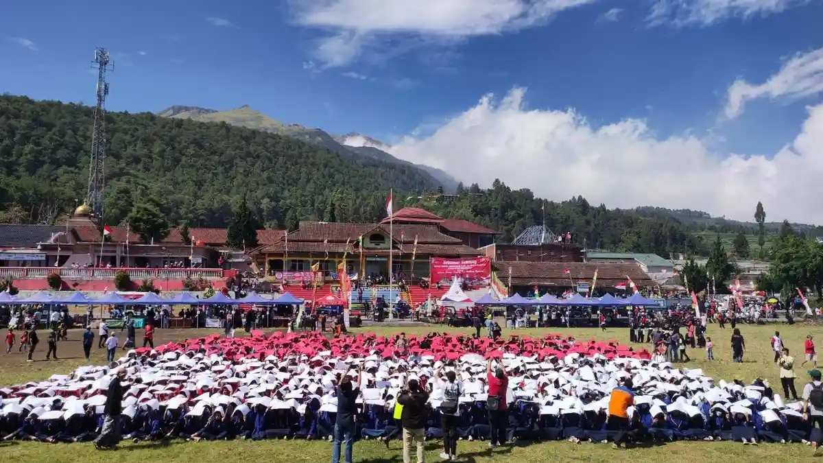 Sambut HUT Ke-77 RI, 1.600 Orang di Kopeng Bentuk Formasi Bendera Merah Putih Pakai Kertas