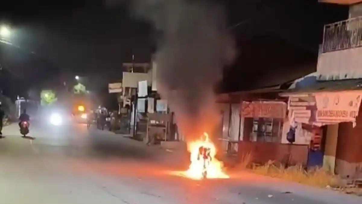 Geng Motor Kocar-kacir Dikejar Warga, Sepeda Motor Tertinggal Dibakar Warga