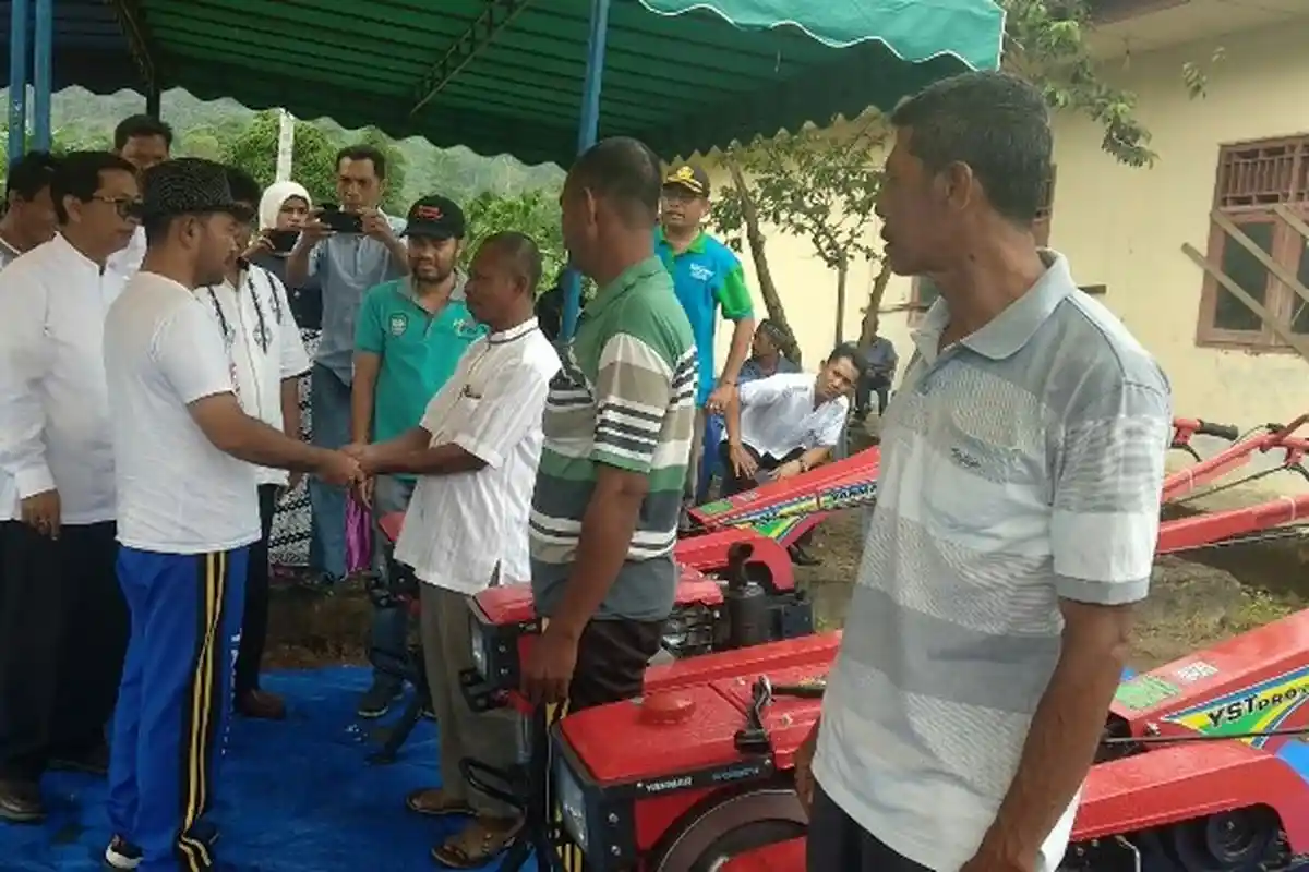 Serahkan Hand Traktor, Ini Pesan Wakil Bupati Abdya kepada Ketua Kelompok