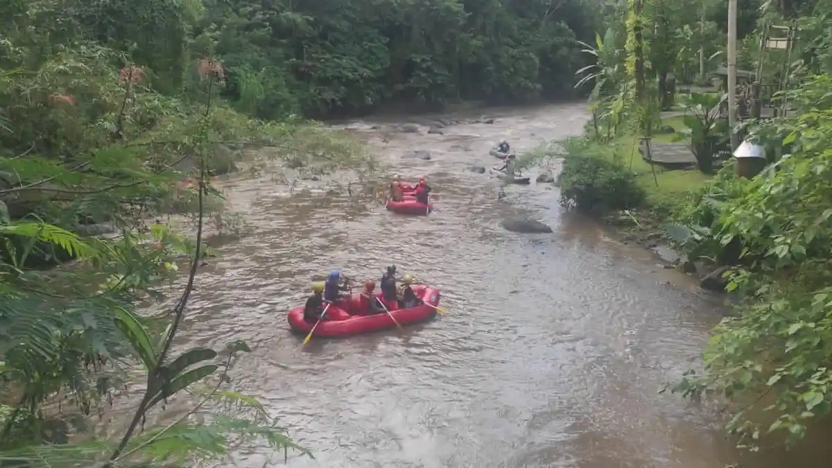 PETUGAS DAM Peraupan Ungkap Sempat Melihat Dayung dan Helm Hanyut