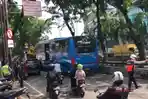 petugas-menderek-bus-transjakartai-kecelakaan-di-jalan-sultan-iskandar-muda-jumat-29102021.jpg