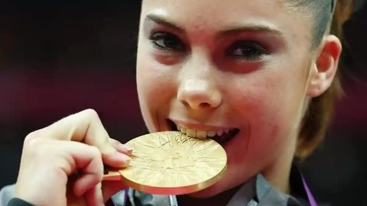 Kenapa Pemenang di Olimpiade Selalu Gigit Medalinya?