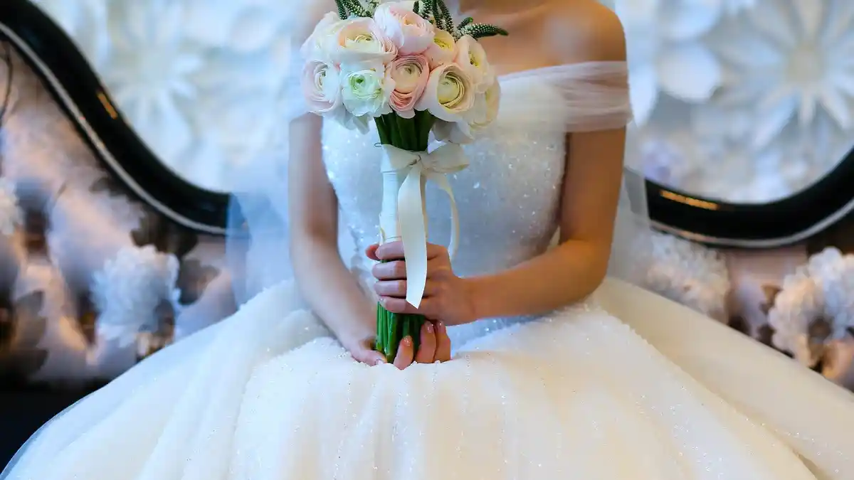 Arti Mimpi Pakai Baju Pengantin Kotor, Ada Trauma di Masa Lalu