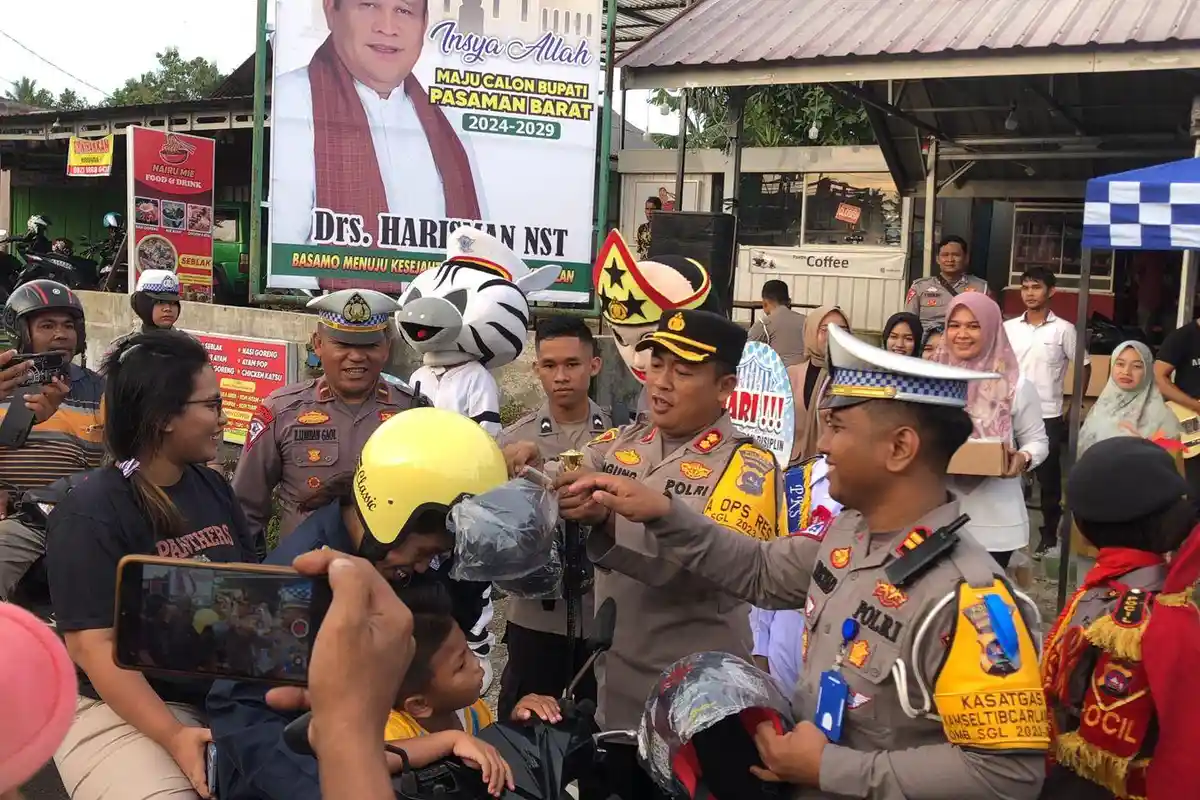 Satlantas Polres Pasaman Barat Bagi Helm Gratis dan Takjil ke Pengendara di Bundaran Simpang Empat
