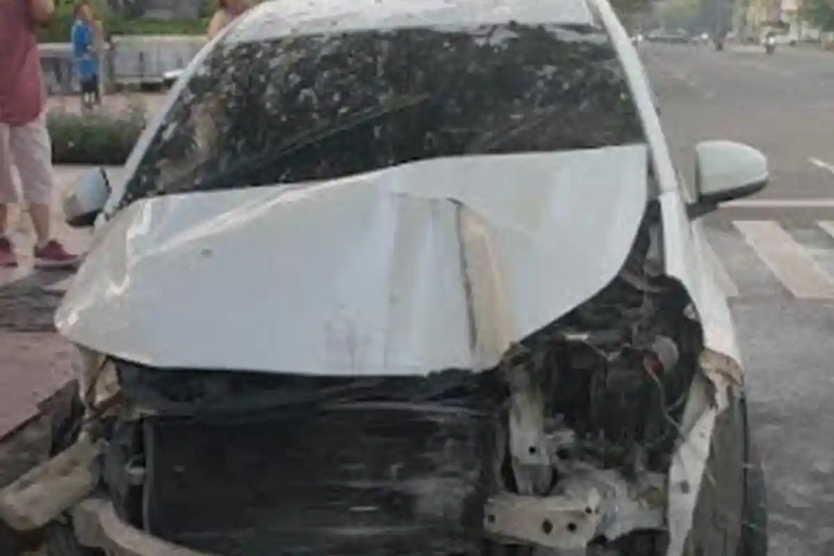 Remaja Gresik Mabuk Sambil Nyetir Mobil, Tiang Lampu PJU di Surabaya Ditabrak, Kendaraan Ringsek