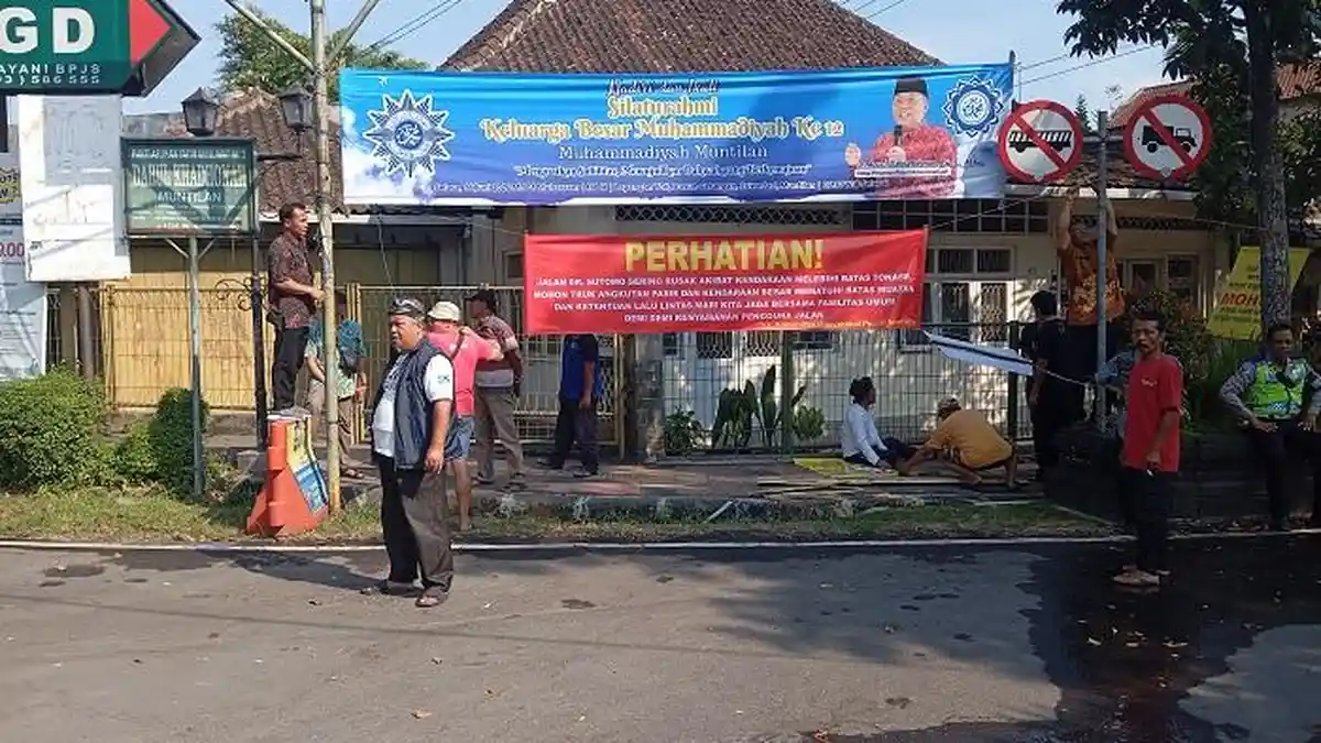 Bermodal Alat Seadanya, Warga Muntilan Pasang Rambu Larangan Truk demi Selamatkan Jalan Dr Sutomo