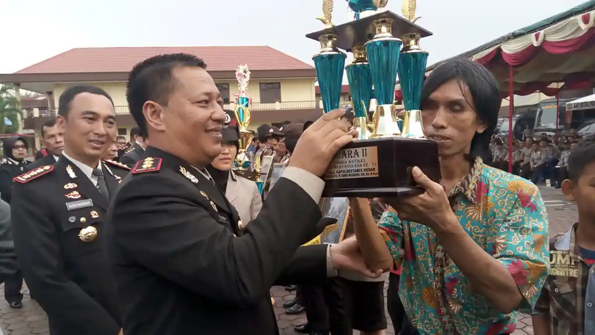 Penyandang Tunatera yang Menang Lomba Tulisan HUT Bhayangkara Ternyata Telah Menulis Empat Buku