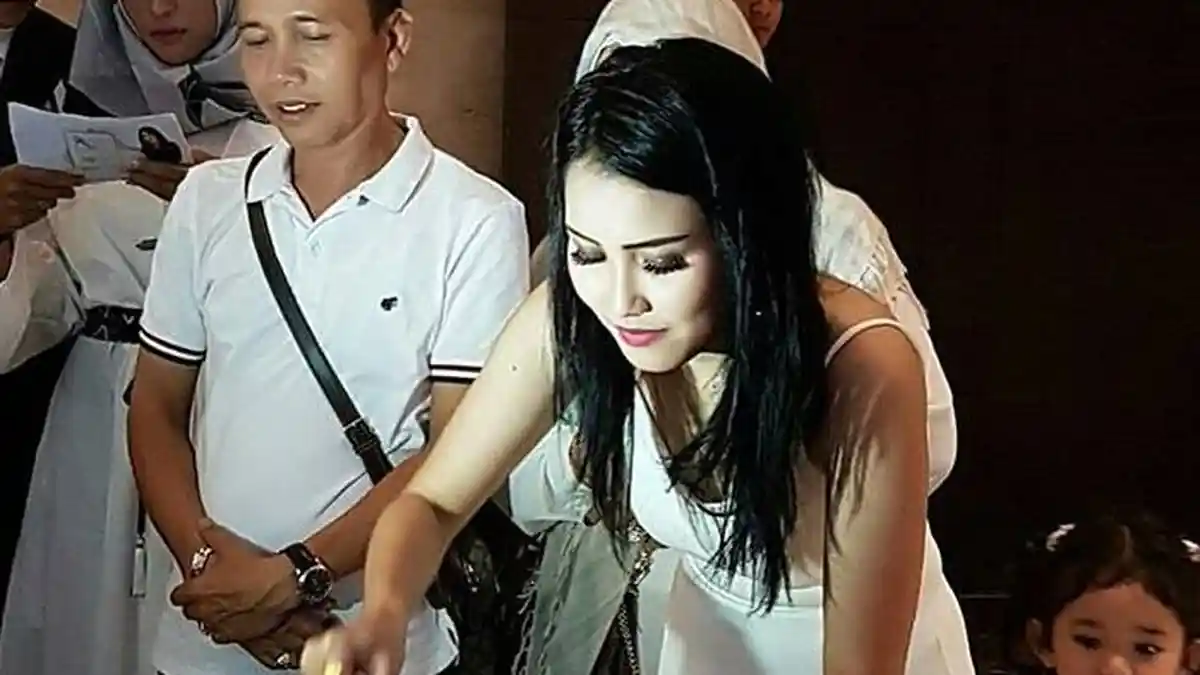 Launching Shampo Ayting, Tapi Rambut Ayu Ting Ting Malah Disebut Begini Oleh Netizen