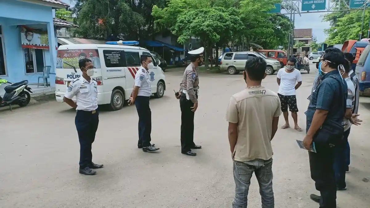 Satlantas Polres Lamteng Bagikan Selebaran Penerapan Prokes di Terminal