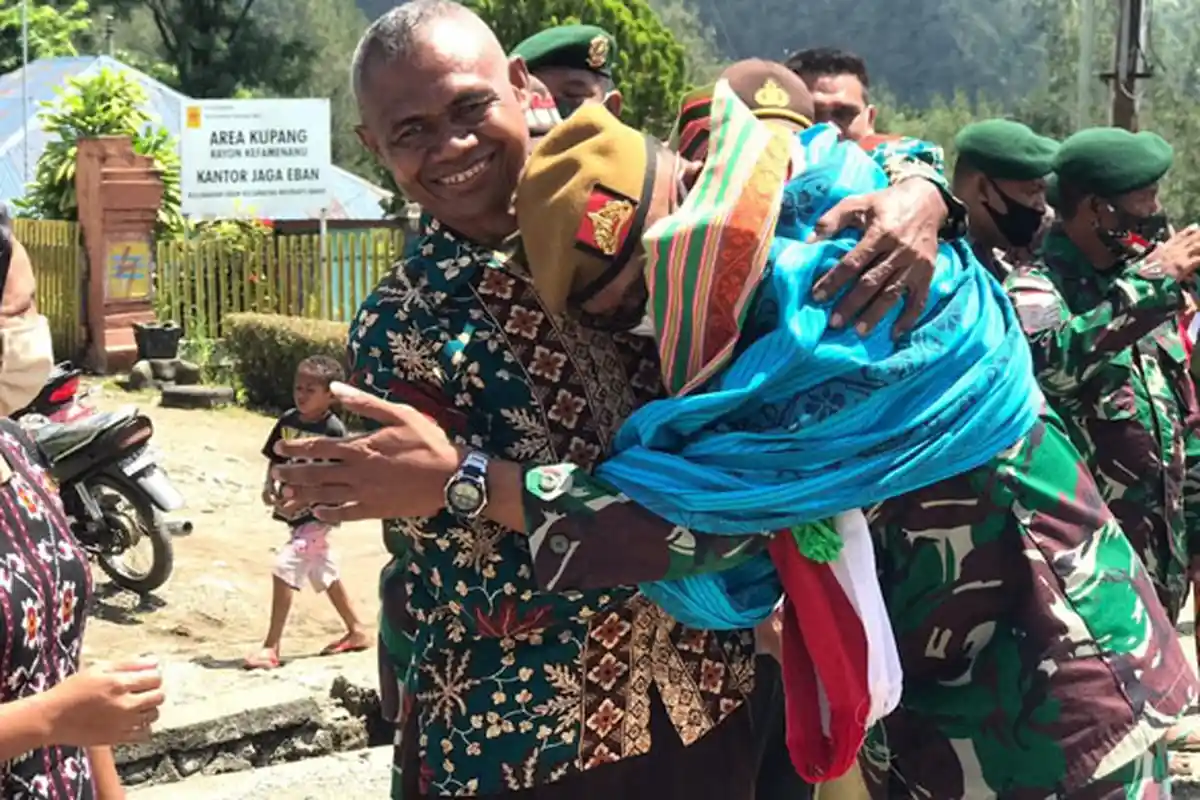 Tangisan Haru Warga  Warnai Pelepasan  Satgas Yonarmed 3/105 Tarik