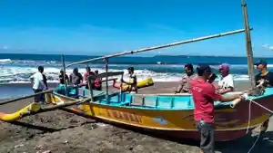perahu-nelayan-pangandaran-terdampar-13042026.jpg