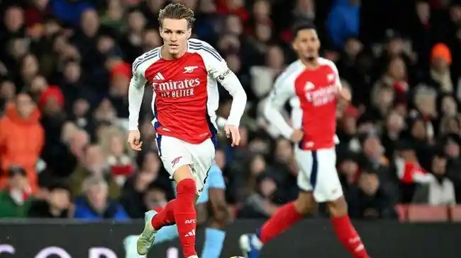 Aksi-Martin-Odegaard-bersama-Arsenal-melawan-Nottingham-Forest-di-Stadion.jpg