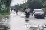 Jalan-Raya-Dadapkuning-Kecamatan-Cerme-Gresik-terendam-air-ilustrasi-banjir-di-gresik.jpg