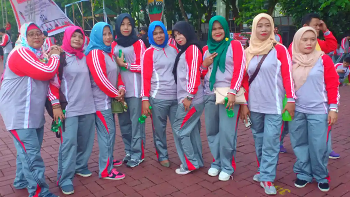 Ratusan Buruh Bernyanyi dan Joget Bareng dan di Lapangan Benteng setelah Senam Bersama