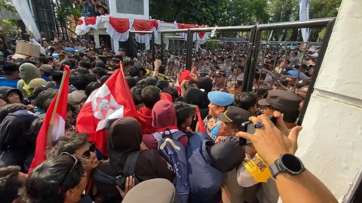 Mahasiswa Berupaya Terobos Barikade Polisi Untuk Masuk Gedung DPRD Indramayu